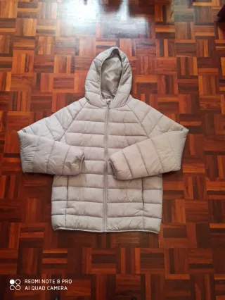 Cazadora acolchada gris con capucha