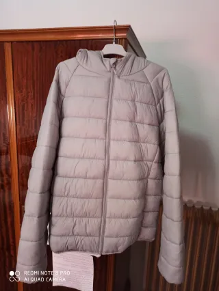 Cazadora acolchada gris con capucha