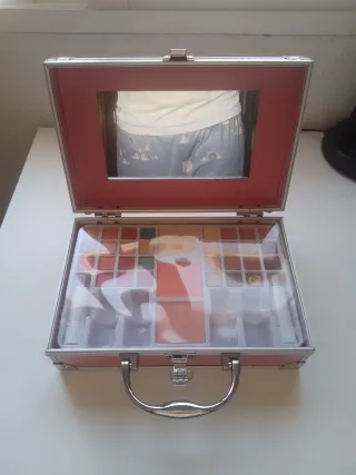 Maletín de maquillaje rosa y plateado