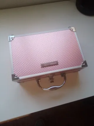 Maletín de maquillaje rosa y plateado