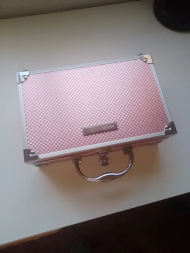 Maletín de maquillaje rosa y plateado