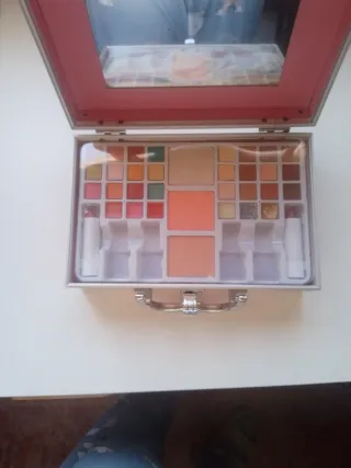 Maletín de maquillaje rosa y plateado