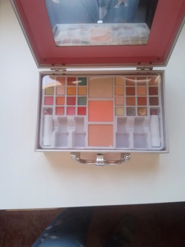 Maletín de maquillaje rosa y plateado