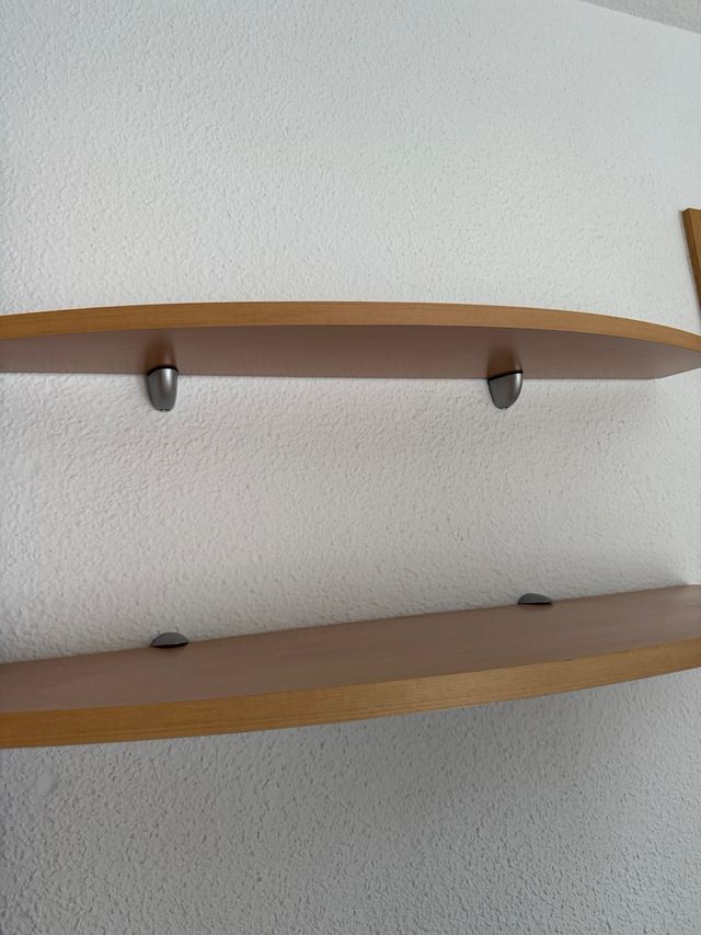 Estanterías de madera y metal