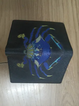 Billetera negra con diseño de cangrejo azul