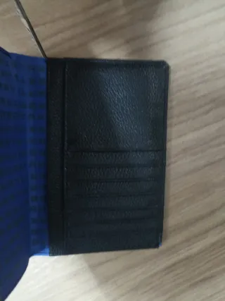 Billetera negra con diseño de cangrejo azul