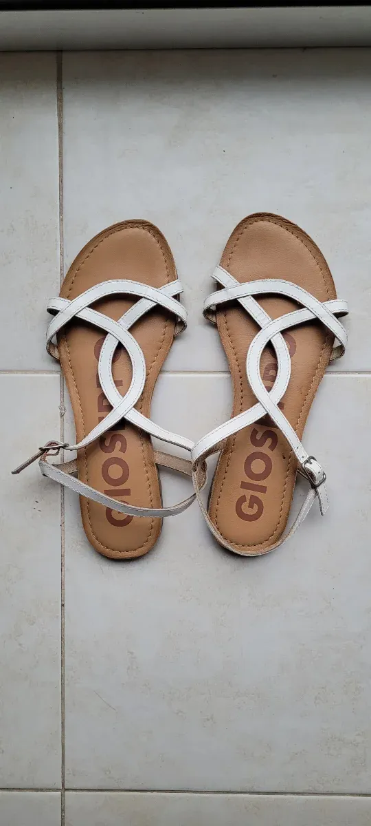 Sandalias planas blancas