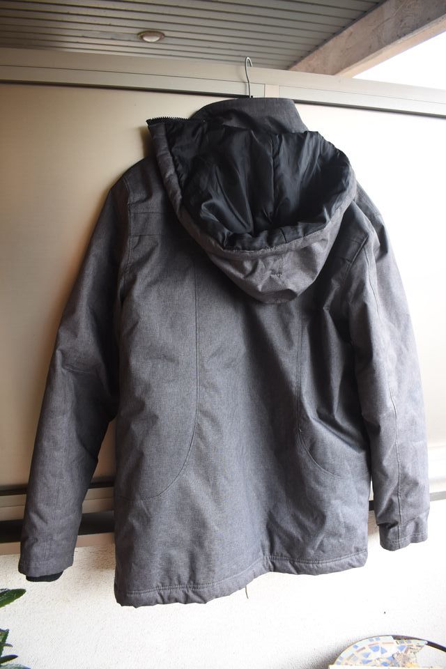 Abrigo de invierno gris y negro