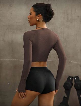 Top deportivo manga larga marrón