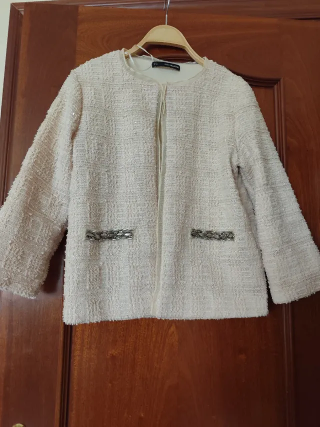 Chaqueta beige con detalles joya T M