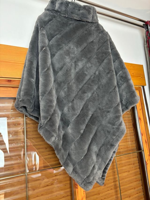 Poncho Oslo gris suave cuello alto