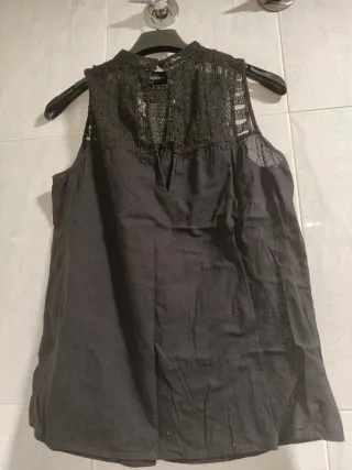 Blusa negra sin mangas con encaje