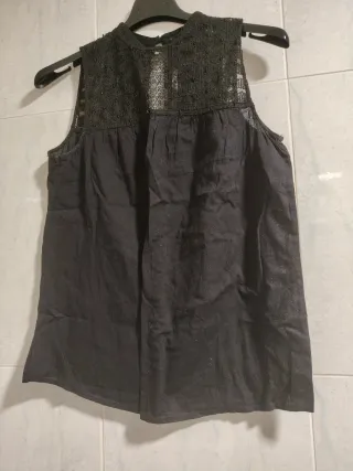 Blusa negra sin mangas con encaje