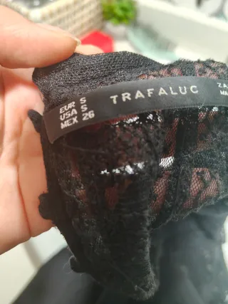 Blusa negra sin mangas con encaje