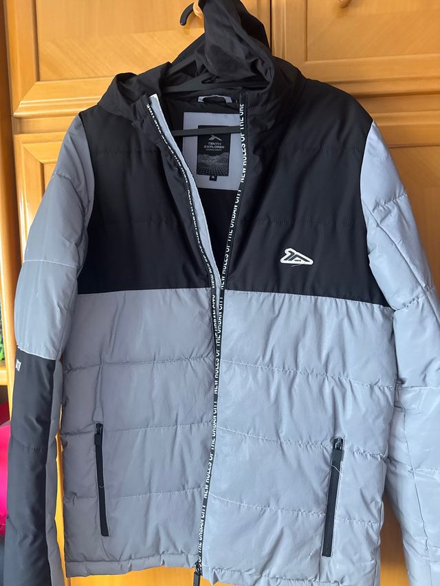 Abrigo Tenth Negro y Gris Talla M