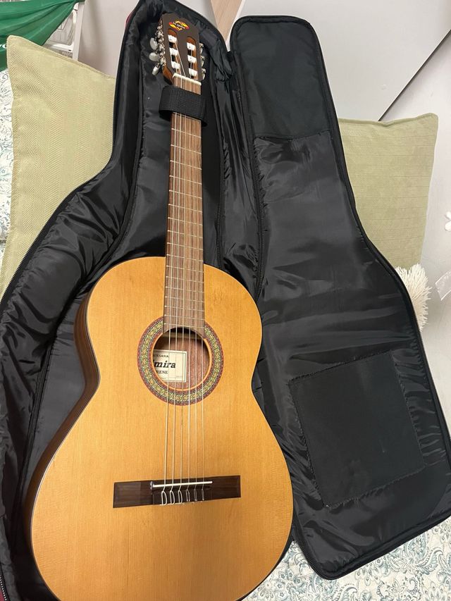 Guitarra Admira Irene con funda y afinador .