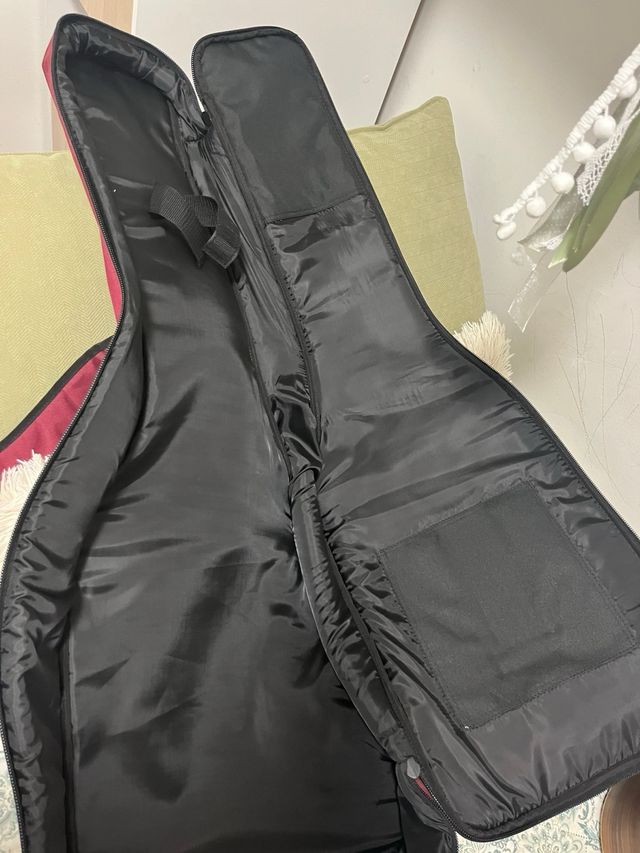 Guitarra Admira Irene con funda y afinador .