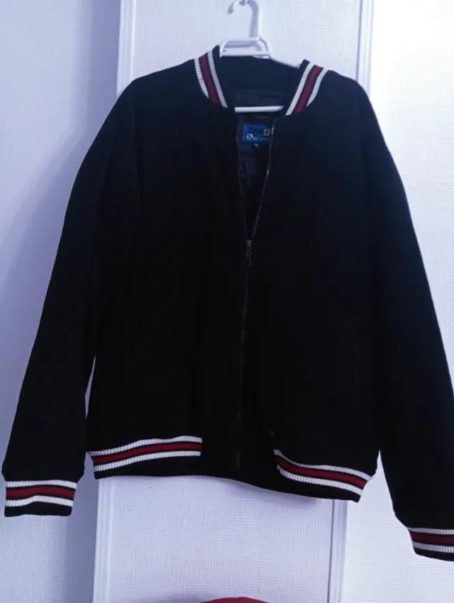 Sudadera bomber negra con rayas