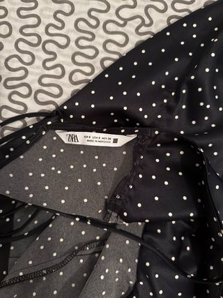 Vestido largo negro con lunares blancos
