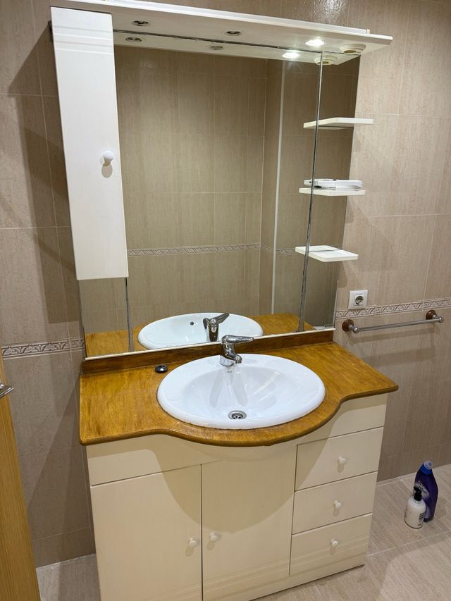 Mueble de baño con lavabo y espejo
