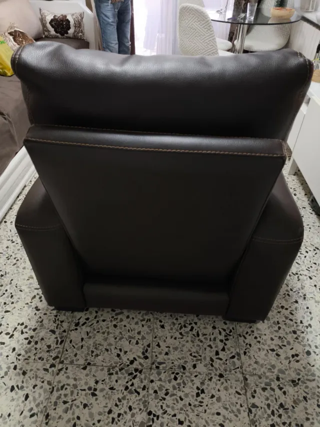 Sillón de piel marrón muy cómodo precio negociable