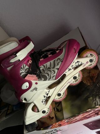 Patines en línea rosas y blancos