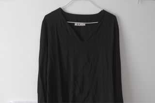 Blusa negra B3 con escote pico