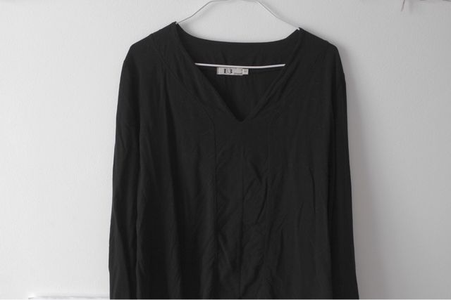Blusa negra B3 con escote pico