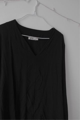 Blusa negra B3 con escote pico