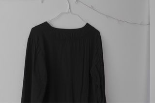 Blusa negra B3 con escote pico