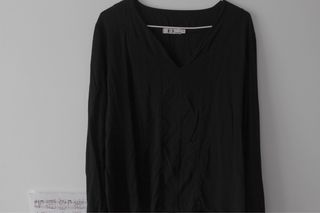 Blusa negra B3 con escote pico