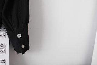 Blusa negra B3 con escote pico