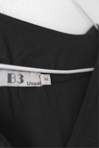 Blusa negra B3 con escote pico