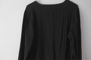 Blusa negra B3 con escote pico
