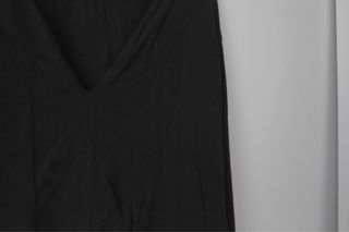 Blusa negra B3 con escote pico