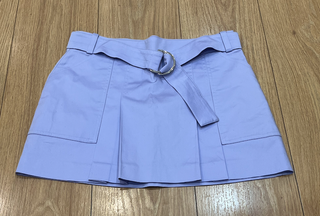 Minifalda lila pastel violeta plisada con cinturón