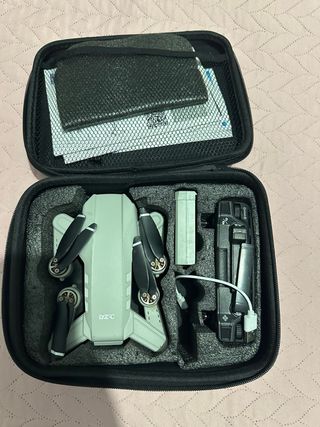 Dron plegable gris y negro