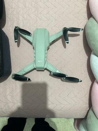 Dron plegable gris y negro