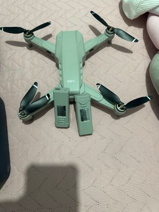 Dron plegable gris y negro