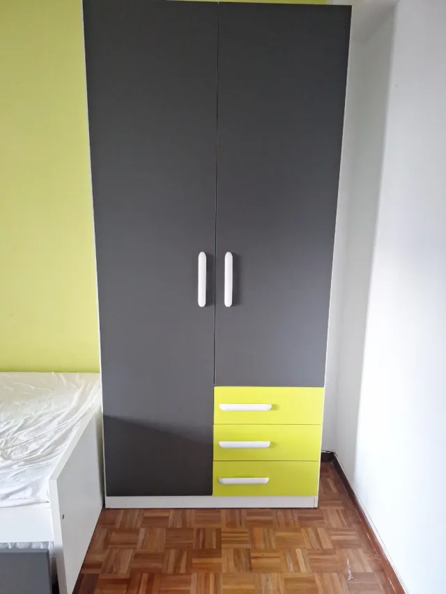 Armario juvenil gris y 2 camas con colchón