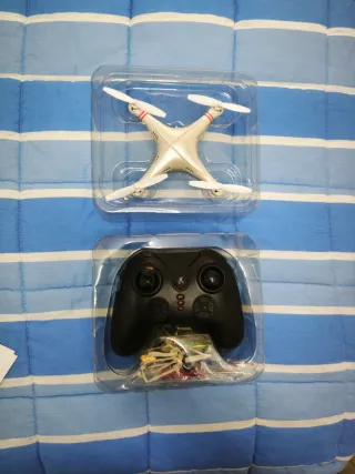 Dron 4 hélices con mando