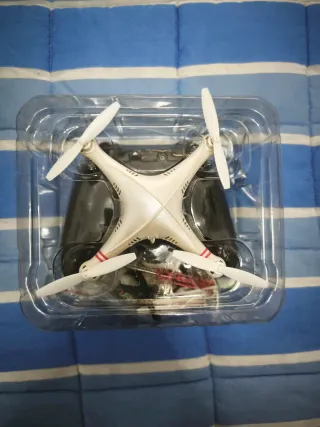 Dron 4 hélices con mando