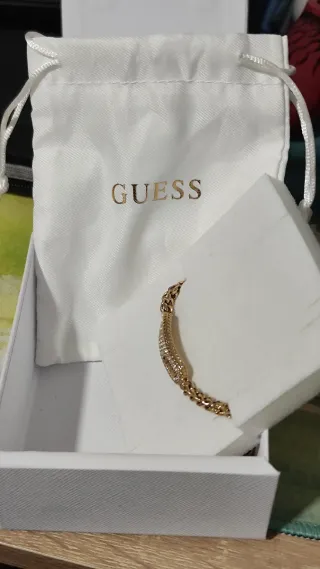 Pulsera Guess con brillantes dorada.