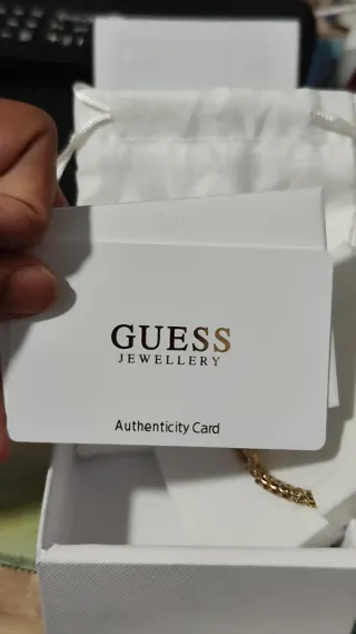 Pulsera Guess con brillantes dorada.