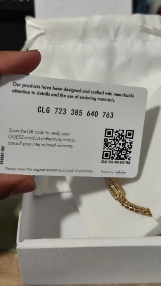 Pulsera Guess con brillantes dorada.