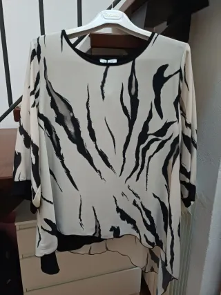 Blusa elegante beige e nera