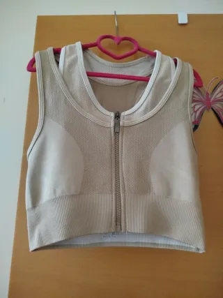 Top deportivo beige cremallera frontal