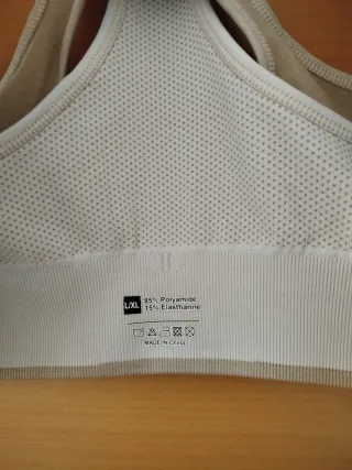 Top deportivo beige cremallera frontal