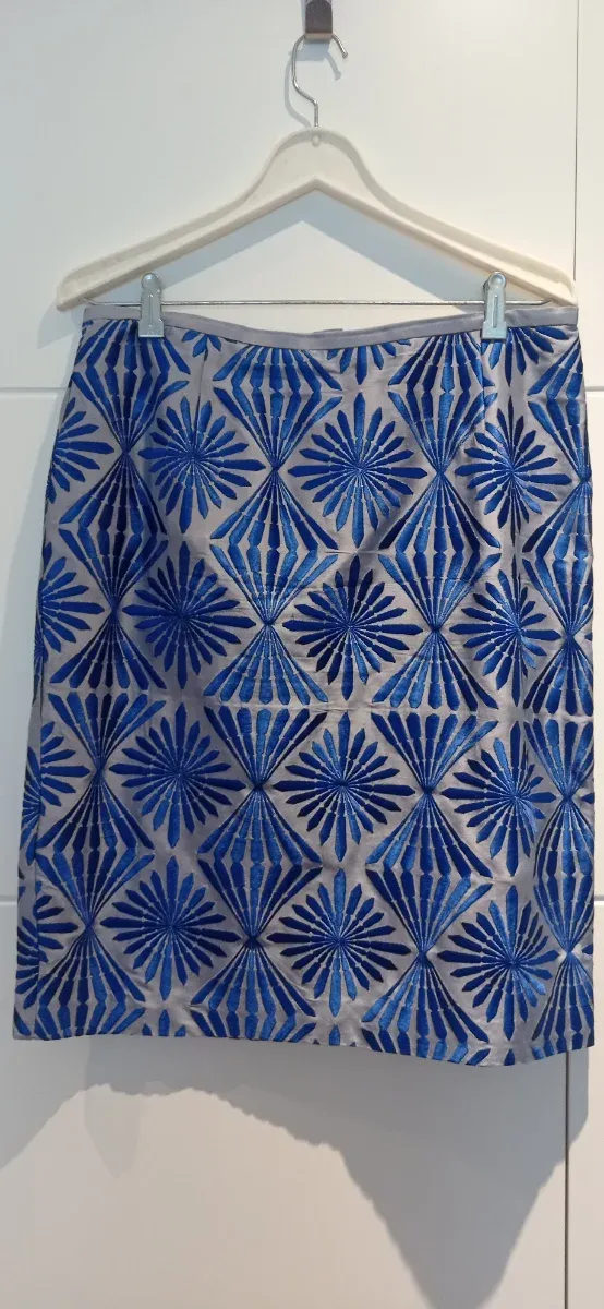 Chaqueta Alta Costura Azul con falda a juego.