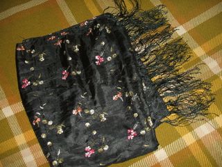 Foulard nero con fiori rosa e frange